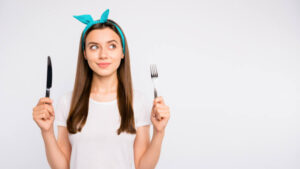 young woman thinking what to eat after her wisdom tooth extracted